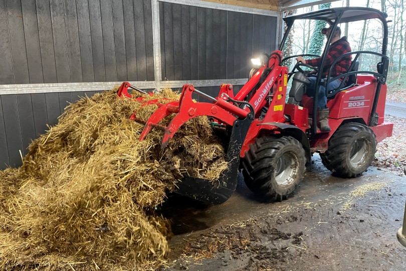 Mest laden met kniklader in kleine ruimtes