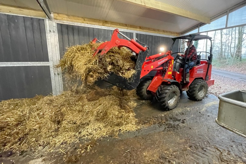 Mest laden met kniklader in kleine ruimtes